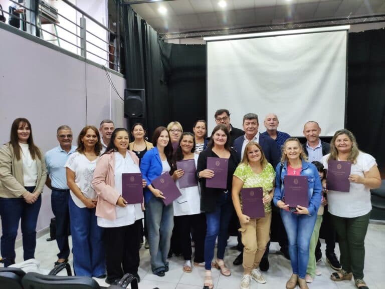 Se entregaron las escrituras de 15 viviendas docentes en San Salvador