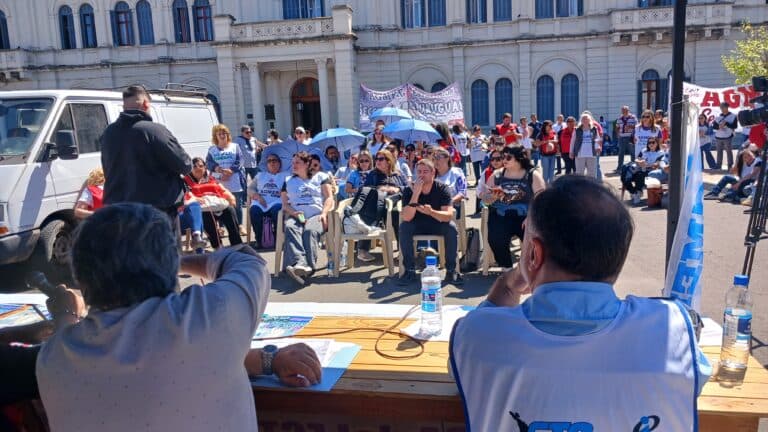 AGMER realizó un acto frente a Casa de Gobierno y confirmó la adhesión al paro nacional docente del 14 de octubre