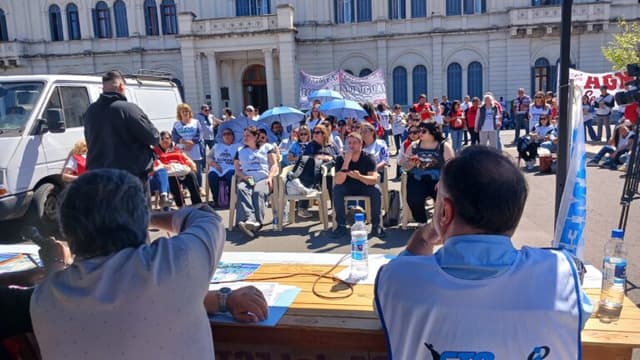 AGMER realizó un acto frente a Casa de Gobierno y confirmó la adhesión al paro nacional docente del 14 de octubre