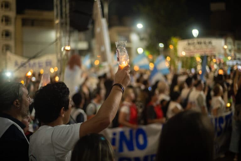 Ardió la noche de lucha docente