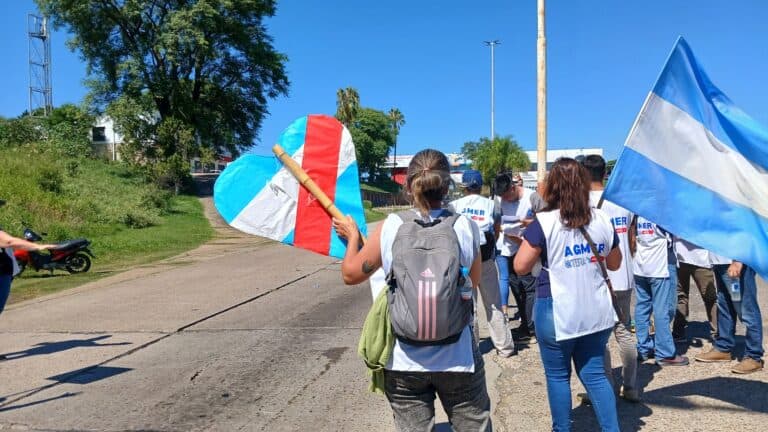Jornada provincial de lucha docente: AGMER volanteó en los accesos a Entre Ríos