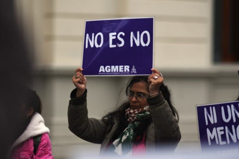 En el acampe docente: ruidazo por el 3J