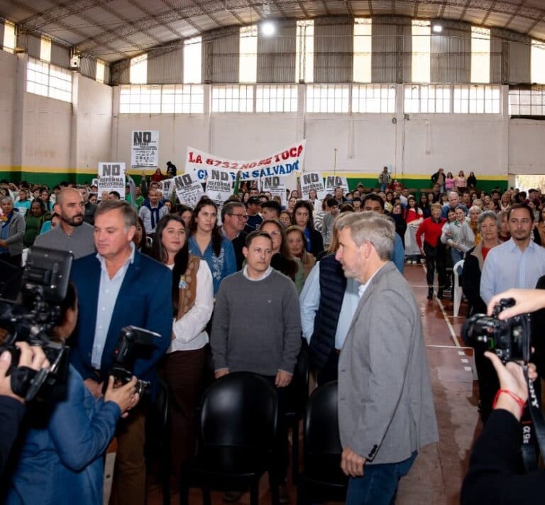 En General Campos, el gobernador se topó con el reclamo contra la reforma previsional
