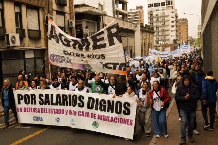 Sesionaron con el pueblo en la calle diciendo NO A LA REFORMA