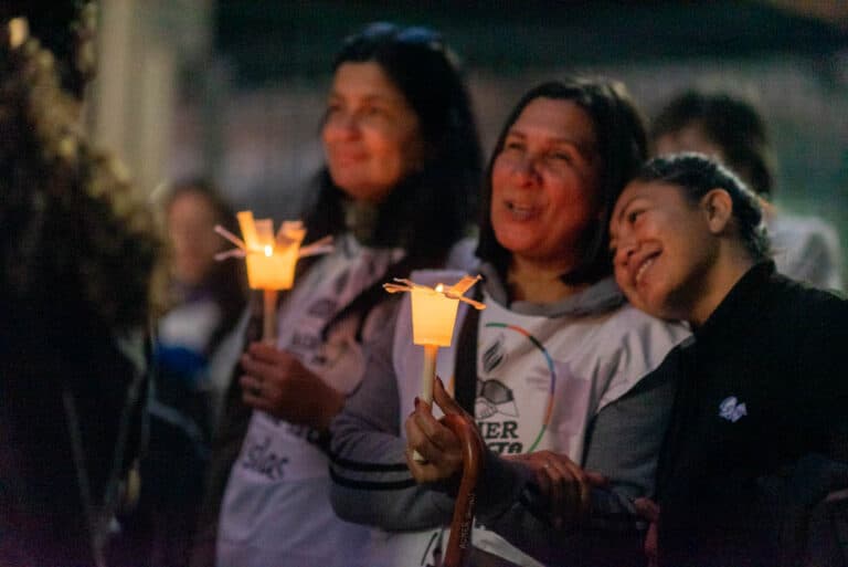 No hay docentes de rodillas, ¡estamos de pie y luchando con alegría!