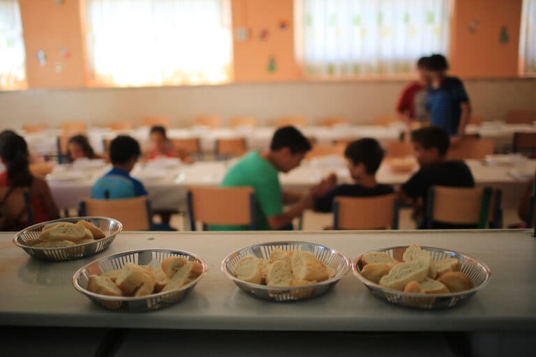 La Justicia hizo lugar a la cautelar y ordenó al Gobierno que “se abstenga” de distribuir los alimentos ultraprocesados en las escuelas